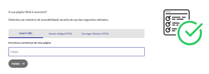 captura de tela da Página inicial de uma ferramenta de avaliação de acessibilidade web. O título pergunta 'A sua página Web é acessível?'. Há instruções para obter um relatório de acessibilidade inserindo uma URL, código HTML ou carregando um ficheiro HTML. Abaixo, há um campo de texto para introduzir o endereço de uma página e um botão cinza com o texto 'Validar'. À direita, aparece um ícone com um checklist e um visto verde.